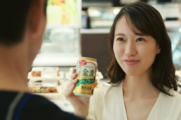 戸田恵梨香、沢村一樹の心を読む？突然現れお悩み解決！　「金麦〈糖質75％オフ〉」新CM
