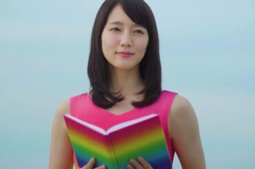 吉岡里帆、カラフルワンピで詩を朗読　 「DIC」CM第2弾「いろどりの詩（うた）」編が公開