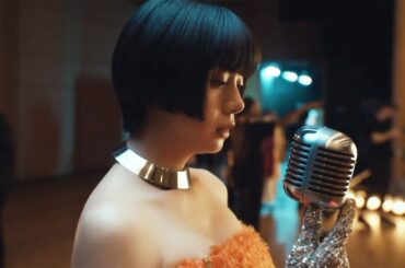 池田エライザ、美デコルテ＆美背中際立つ！大胆衣装でステージへ　「シーバスリーガル」新CM＆メーキング