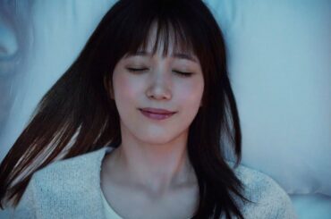 本田翼、ベッドでキュートな寝顔披露／美肩チラリのメーキングも　ダイアン パーフェクトビューティー「トゥルン♪へ旅立ち」編