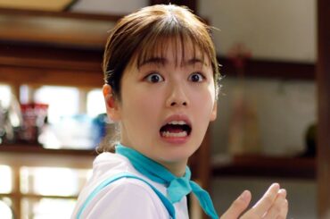 小芝風花、大焦り！“常連客”かまいたちに水かかるハプニング　「やかんの麦茶 from 一」新CM「やかんの麦茶　常連さん」編