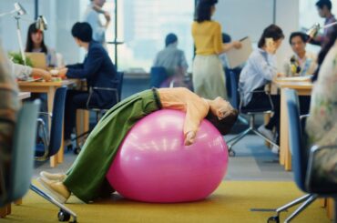 花王 めぐりズム 蒸気でホットアイマスク 「休み方って、自由でなくっちゃ。」篇 30秒  動画広告 伊藤沙莉