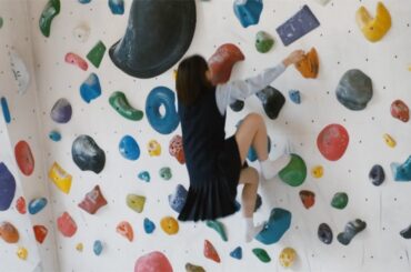 元モー娘。工藤遥、制服姿でボルダリング　初主演映画「のぼる小寺さん」本編映像解禁