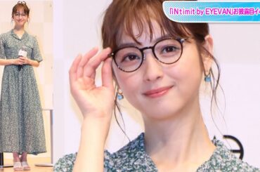 佐々木希、メガネをかけた大人のワンピースコーデ　ウエーブヘアでフェミニンに