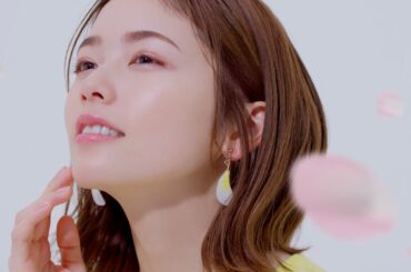 小芝風花、花びら舞う中で美しいほほ笑み　カラフル衣装で楽しげに歩きまわる　CANMAKE新CM＆メーキング
