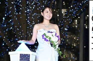葵わかな、純白ベアトップドレスで“スノークィーン”に　「けやき坂イルミネーション」点灯式