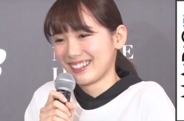 飯豊まりえ、ショーパン＆レギンスで美脚も　白Tシャツ×黒フードでスポーティーに