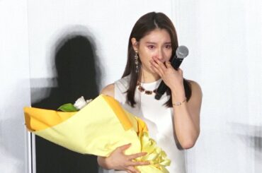 土屋太鳳、舞台挨拶でのサプライズに感涙　声を震わせ思いを吐露「心に刺さりました」 福原遥も涙…　映画『アイの歌声を聴かせて』公開初日舞台挨拶