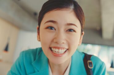 小芝風花、キュートな“驚き顔”連発　記者としてスクープゲット!?　「紅茶花伝」新CM「白ぶどうフルーツティー新登場」編