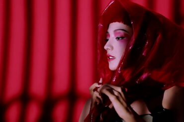 【満島ひかり、ハーパーズ バザーに登場】｜ビューティストーリー「赤」のパワーに魅せられて | ハーパーズ バザー（Harper's BAZAAR）公式