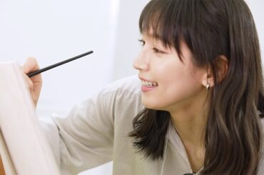 吉岡里帆、筆を持って色づけに挑戦！凝り性な一面も!?　「綾鷹 桜デザインボトル」特別映像