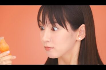 吉岡里帆が“ひとりノリツッコミ”を披露！ 新CMでコミカルな演技