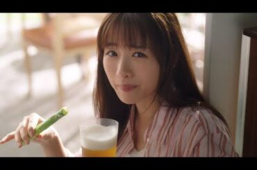 石原さとみがビールを堪能、アスパラガスにかぶり付く