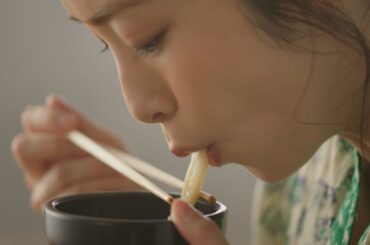 上戸彩、幸せそうな笑顔！　麺職人が作るうどんを堪能　丸亀製麺新CM「麺職人の情熱」編