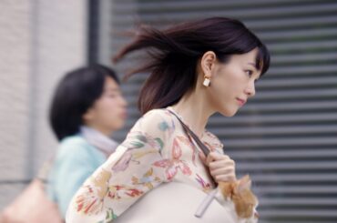 桐谷美玲、ふてニャンと“疾走”　斎藤工らと「ときめきが欲しい」　「ワイモバイル」新CM「ズキュン！1980」シリーズ 「はじまる」編