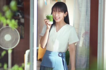 吉岡里帆、頬にグラス当て「つめたっ！」　おちゃめな姿で“氷ラテ”堪能　「綾鷹カフェ」新CM「夏は氷ラテ」編