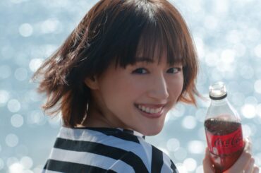 綾瀬はるか、キュートな笑顔！爽やかさ全開！　水曜日のカンパネラが「I feel Coke」カバー　コカ･コーラ新CM「どっちの美味しさが好き？」編