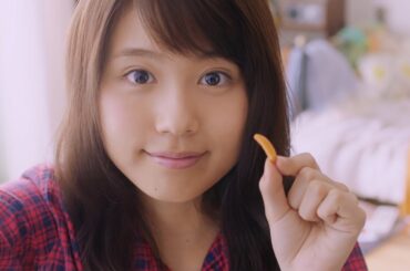有村架純、CMでキュートな自撮り披露　「亀田の柿の種」新CM