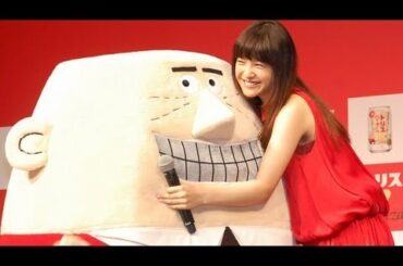 吉高由里子、ミニスカ姿でトリス君にご褒美ハグ!?