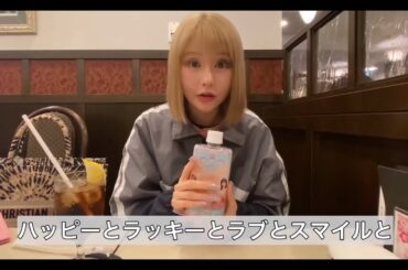 マルチ商法の勧誘っぽくグッズを紹介するアイドル