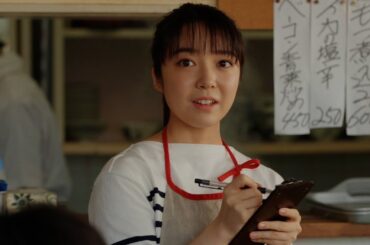 上白石萌音、定食屋の店員に！山崎賢人の優しい一言に笑顔　『サントリー生ビール』新CM