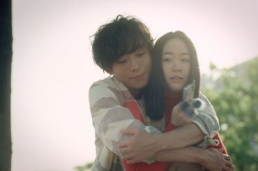 Mr.Childrenのデモ音源を使用　高橋一生、CMで黒木華にバックハグ　NTTドコモ新TVCM「25年前の夏」（予告編）