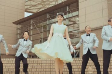 のん、レトロワンピでスカートひらり　オリジナル楽曲「シャボン玉」歌う　映画「星屑の町」本編映像が公開