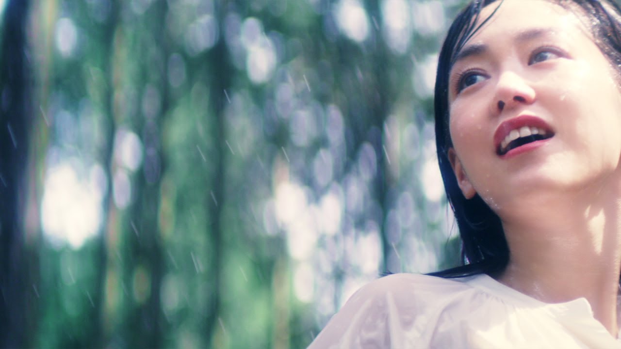 桐谷美玲、全身雨にぬれ笑顔に 夕焼けの中幸せそうな表情も 「LITS」新CM「潤いのLITS」編 桐谷美玲、全身雨にぬれ笑顔に 夕焼けの中幸せそうな表情も 「LITS」新CM「潤いのLITS」編