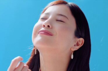 吉高由里子、一粒食べて“ジュワとろ”リフレッシュ！　「アイスの実」新CM「仕事中にリフレッシュ」編