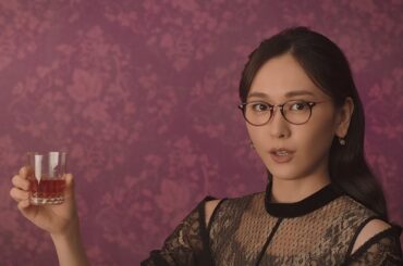 新垣結衣、大人の色気たっぷり！シースルー＆メガネ姿で「ヤバいです」　「メルティーキッス」CMが公開