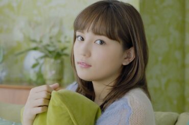 川口春奈が“カワイイ部屋着姿”で優しく励ましてくれる　QTnet『QTモバイル』新TV-CM「そのまんま」篇＆メイキング映像