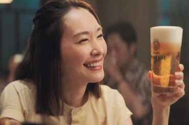 新垣結衣、なじみの小料理屋でのビールに満面の笑み／アサヒ生ビールCM「横丁とおつかれ生です」篇60秒