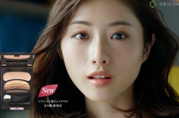 片目ウィンクしながらアイシャドウを塗る石原さとみが妙に色っぽい！『オーブ ブラシひと塗りシャドウN』TVCM
