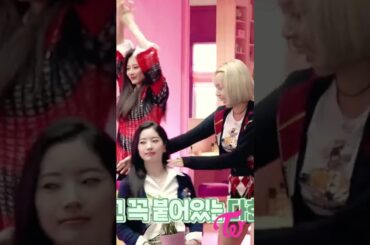 いたずらっ子 Twice ジョンヨンがクッションを持つとこうなる / Jeongyeon gets hands on cushion this is what happens / #Shorts