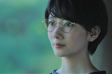 波瑠、凛とした美しいメガネ姿披露　パリミキ新CM「美しい国の美しいめがね」篇