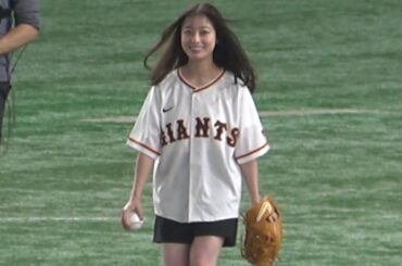 巨人vs中日のセリーグ開幕戦、橋本環奈さんによる念願の始球式！！ (2023/03/31)