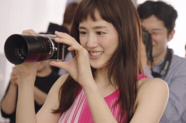 綾瀬はるか、是枝裕和監督を撮影！パナソニック 「LUMIX GX7 MarkII」新CM「30コマ連写」編