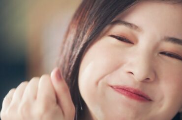 吉高由里子、後輩・堀田真由とチャーミングな表情連発　かみ合わないコミカルなやりとりも　CM初共演　江崎グリコ「アイスの実」