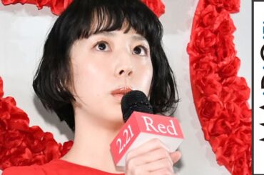 夏帆、ポンチョスリーブの赤ワンピですらり腕出し　ウエーブヘア×赤リップで大人の魅力