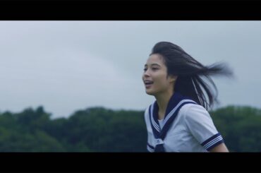 制服姿の広瀬アリス、自転車で“疾走”　映画「氷菓」主題歌「アイオライト」MVが公開