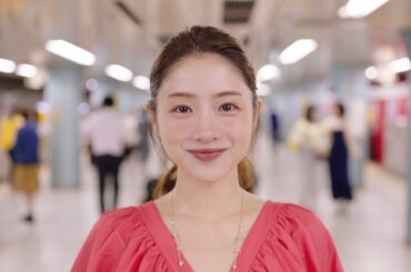 石原さとみ、リボン付きワンピースで荻窪へ　CM曲担当のリトグリも登場　東京メトロ新CM