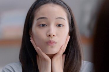 広瀬すず、レアな前髪上げすっぴん肌でスキンケア　美しい“大人広瀬”に注目　資生堂「d プログラム」『アレルバリア エッセンス BB』新CM＆WEB動画＆メイキング