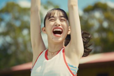 賀来賢人＆井桁弘恵、ハイテンションで草野球応援　「ジムビーム」新CM「自由な、応援」編