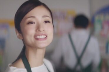 上戸彩、CMでカフェ＆コンビニ店員に　歌声も披露　「Visa デビットカード」新CM