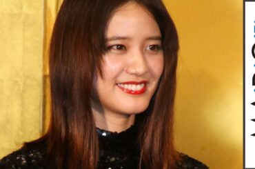 山崎紘菜、華やかブラックドレス＆赤ネイルの大人コーデ　美背中も