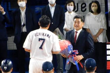 工藤公康、引退する内川聖一に花束を渡しにやってくる