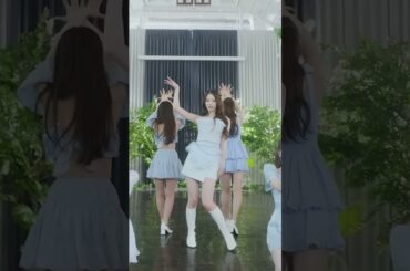 道端の花から笑顔の蝶に変わるアヤカ...可愛すぎるんだけど！#niziu #ayaka #paradise #shorts