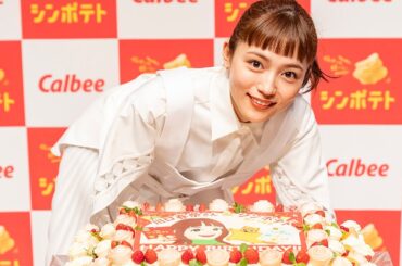 川口春奈、前髪パッツンでイメージチェンジ！　26歳の抱負も　「シンポテト発売1周年記念 新キャラクターお披露目会」