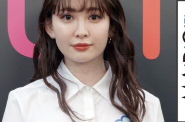 小嶋陽菜、シンプルシャツドレス×ブーツの春コーデ　「LOUIS VUITTON &」のエキシビション内覧会