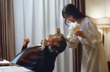 突如現れる戸田恵梨香に沢村一樹が心を見透かされてドキリ！サントリー金麦CM